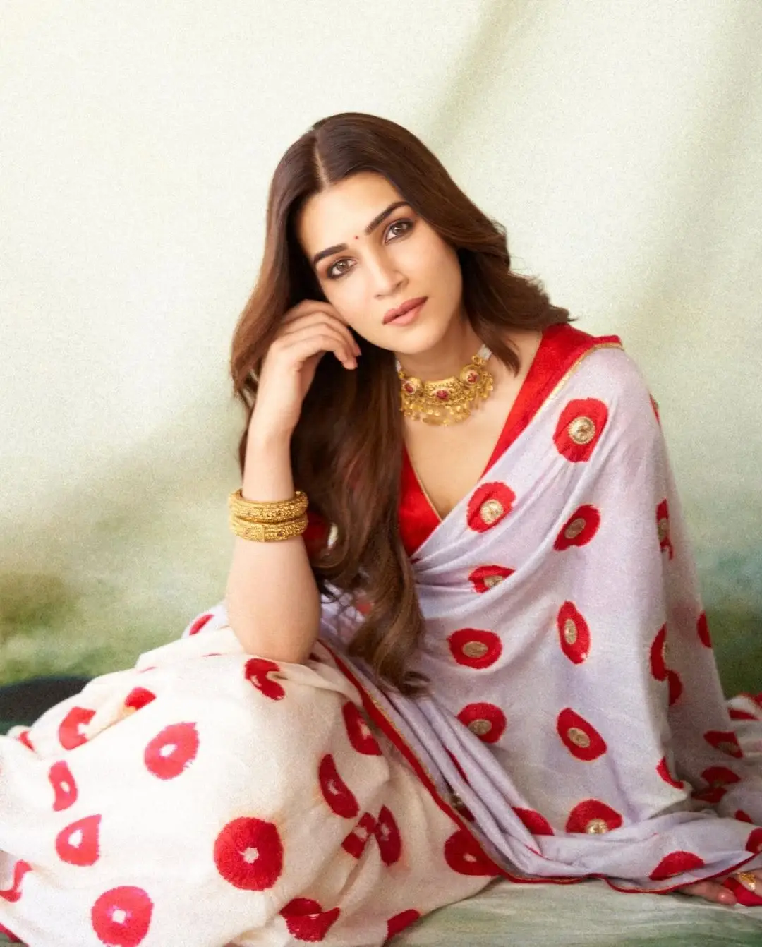 BEAUTIFUL INDIAN ACTRESS KRITI SANON IN RED SAREE 4